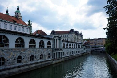 Ljubljana 'da Ljubljanica Nehri ve St Nicholas Kilisesi