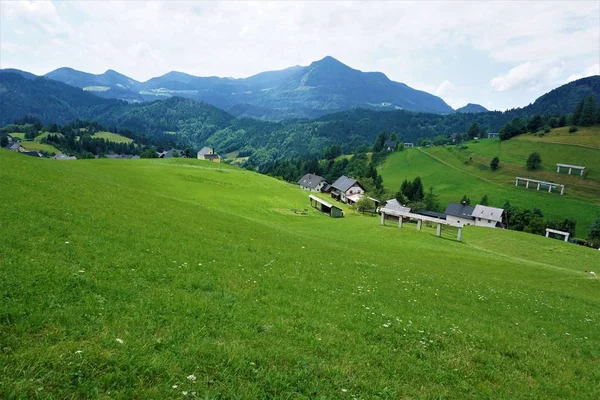 Pohled přes Zgornja Sorica vesnice v horní Carnolia — Stock fotografie