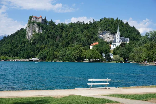 Lago Bled con castillo y banco blanco —  Fotos de Stock