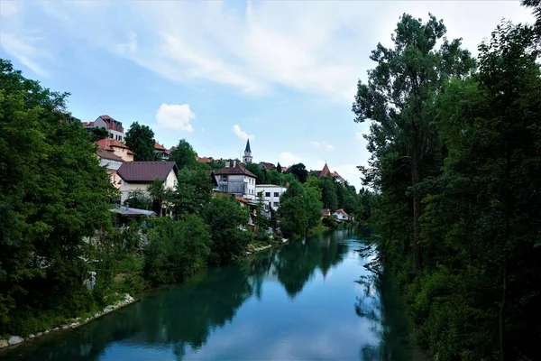 O rio Sava e a cidade de Kranj — Fotografia de Stock