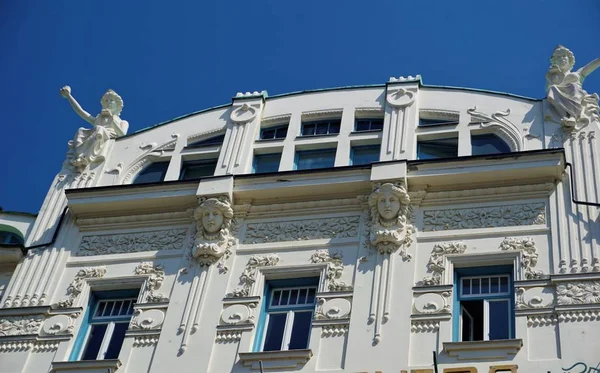 Фасад в стиле модерн со скульптурами в Любляне — стоковое фото