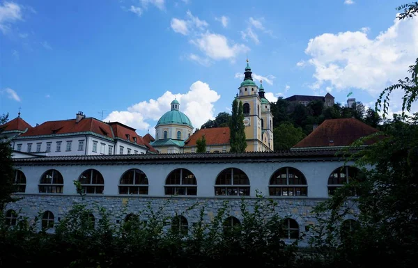 Ljubljanica-floden, S:t Nikolas kyrka och slott i Ljubljana — Stockfoto