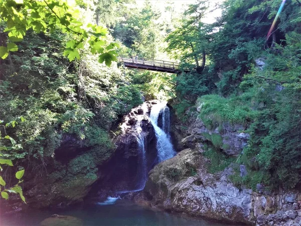 Puente sobre la cascada de Suma al final de la garganta de Vintgar cerca de Bled — Foto de Stock