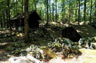 Kocevski ROG 'da Baza 20 ' nin iki eski evi