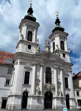 Güzel kilise Mariahilf ve center Graz meydanda