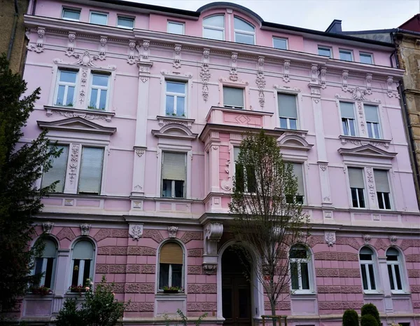 Розовый дом в центре города Марибор — стоковое фото