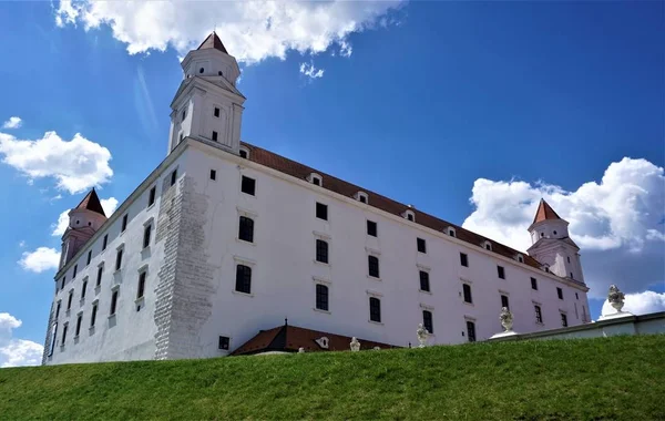 Bratislava castle, louka a modrá obloha — Stock fotografie