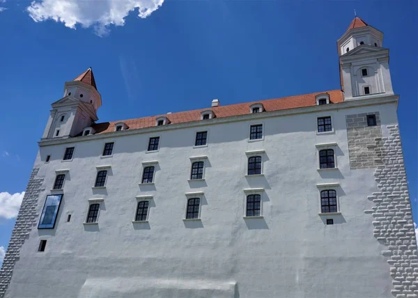 Obrovské Bratislavský hrad v létě — Stock fotografie