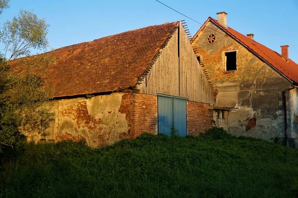 Desolate domy w strefie podmiejskiej Ptuj — Zdjęcie stockowe