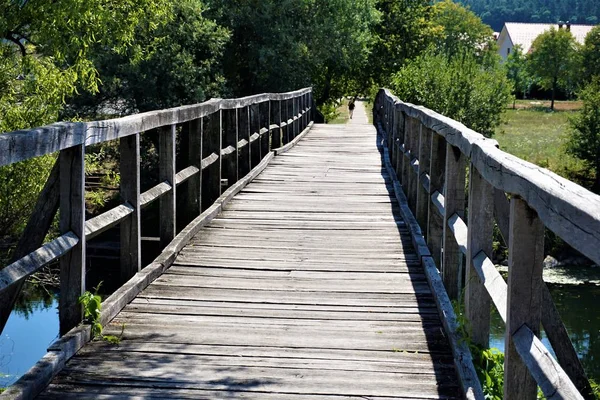 Kostanjevica ナ Krki のクルカ川に架かる橋 — ストック写真
