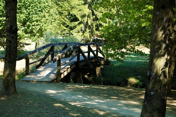 Pequena ponte sobre o rio Krka em Kostanjevica na Krki — Fotografia de Stock