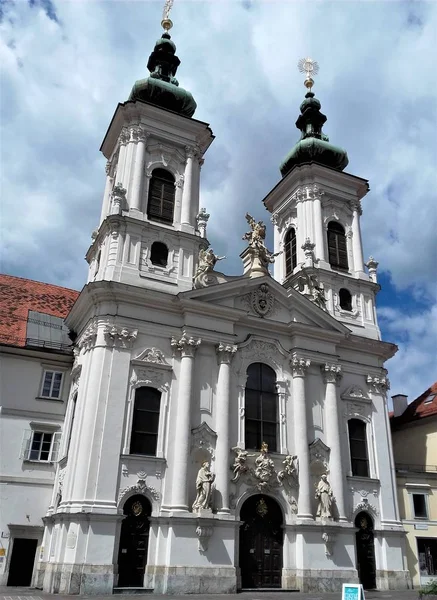 Güzel kilise Mariahilf ve center Graz meydanda — Stok fotoğraf
