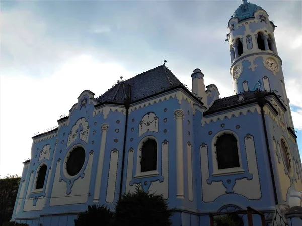 Foto der blauen Kirche in Bratislava — Stockfoto