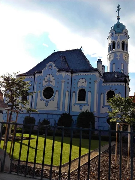 Igreja azul de Bratislava atrás da cerca — Fotografia de Stock