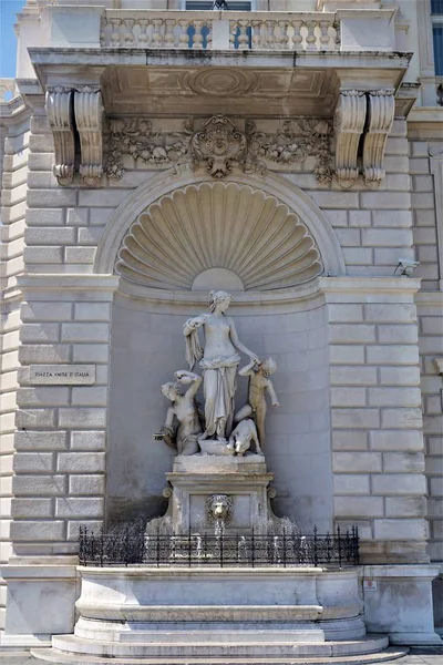 Beautiful Szökőkút: Piazza Unita d'Italia, Trieszt — Stock Fotó