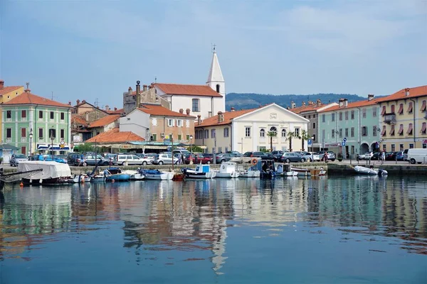 Kilise ve arabalara Izola bağlantı noktası ile küçük kare