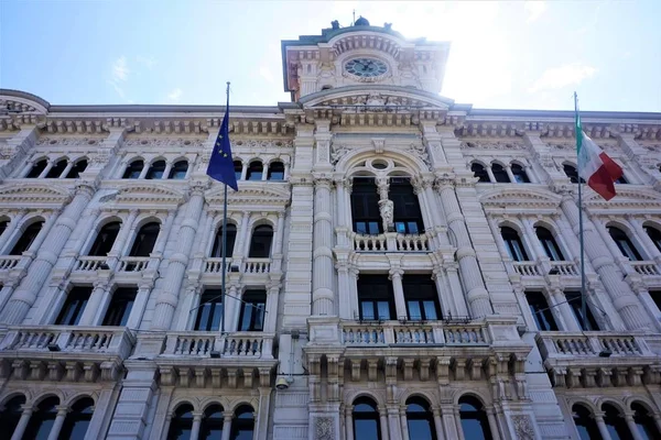 El ayuntamiento de Trieste al sol — Foto de Stock