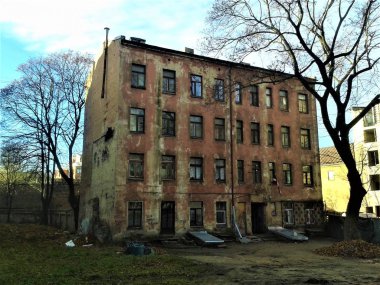 Riga arka bahçesinde eski püskü ve yıpranmış evde