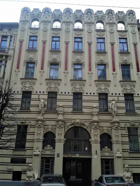 Ekstraordinær facade af en art nouveau bygning i Riga - Stock-foto