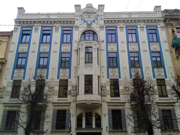 Здание в стиле модерн с голубым фасадом в Риге — стоковое фото