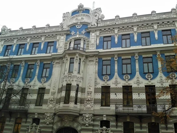 Красивое здание в стиле модерн с голубым фасадом в Риге — стоковое фото