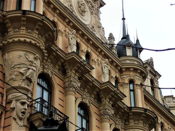 Primer plano de un edificio art nouveau con estatuillas en Riga — Foto de Stock