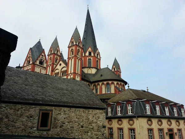 Limburger Dom hinter alten Häusern in Limburg, Hessen — Stockfoto