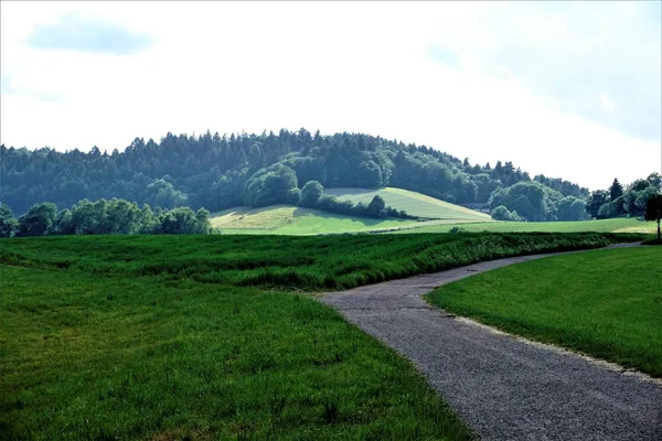 Rolnych road, z widokiem na wzgórze w Weinheim Oberflockenbach — Zdjęcie stockowe