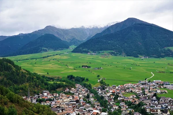 Pohled přes Mals v Jižním Tyrolsku nedaleko hranic s Rakouskem a Švýcarskem — Stock fotografie