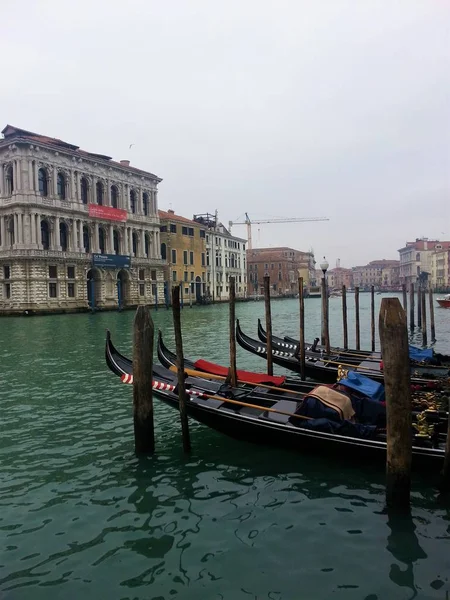 Typical Gondola boats at the pier in Venice — Stock Photo, Image