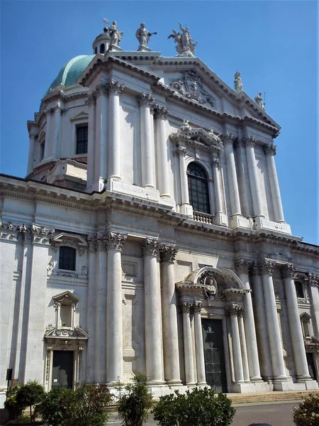 Spectacular main entrance of new Brescia cathedral — Stock Photo, Image