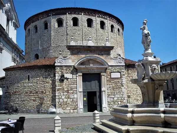 Beautiful main entrance of old Brescia cathedral — Stock Photo, Image