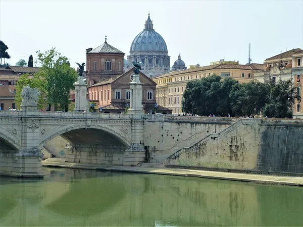 Міст через річку Тибр в Римі з базилікою Санкт-Пітерс — стокове фото