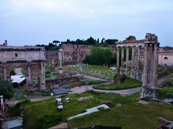 Ruínas do Fórum Romano com arcos e pilhas em Roma — Fotografia de Stock