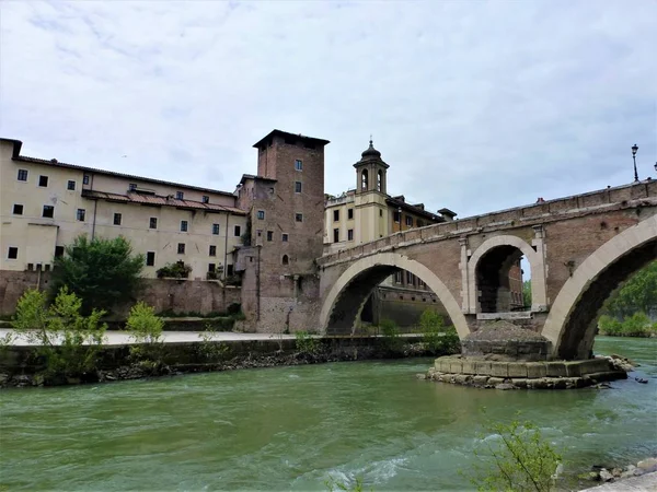 桥梁在罗马的台伯河 — 图库照片