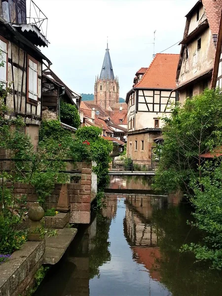 Bela vista sobre o canal tranquilo na cidade de Wissembourg — Fotografia de Stock