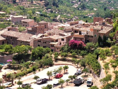 Fornalutx ana park yerinde görüntüleyin