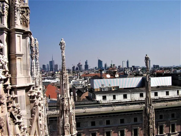 Vista do terraço da catedral de Milão para os arranha-céus — Fotografia de Stock