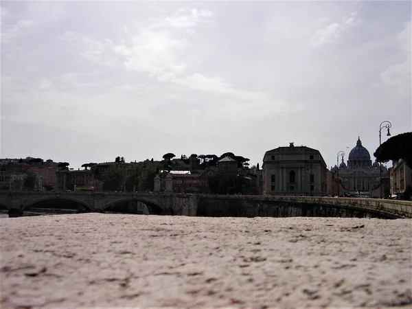 Vista da ponte Tibre em Roma para o Vaticano — Fotografia de Stock