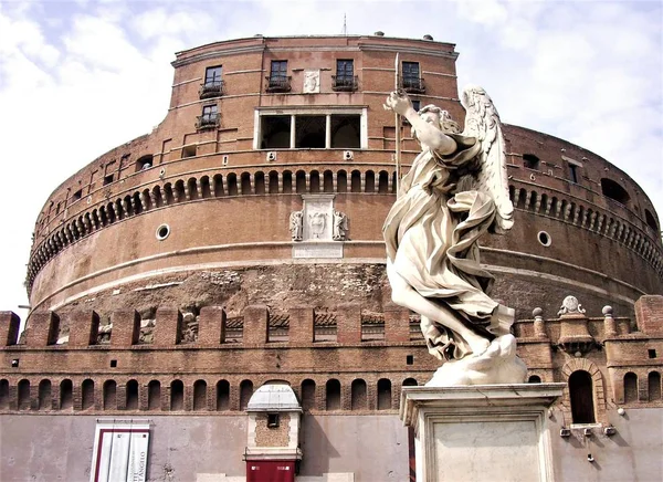 Castel Sant 'Angelo with angel statue in Rome — стоковое фото