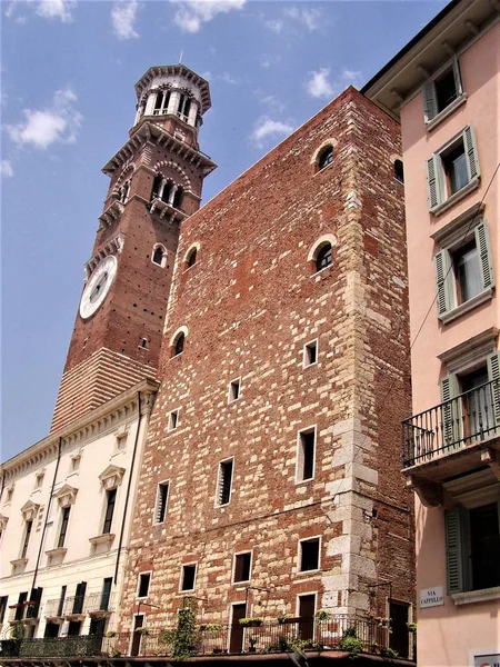 Torre dei Lamberti from Piazza delle Erbe in Verona — 图库照片