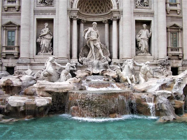 Poziomy widok na fontanny di Trevi w Rzymie — Zdjęcie stockowe