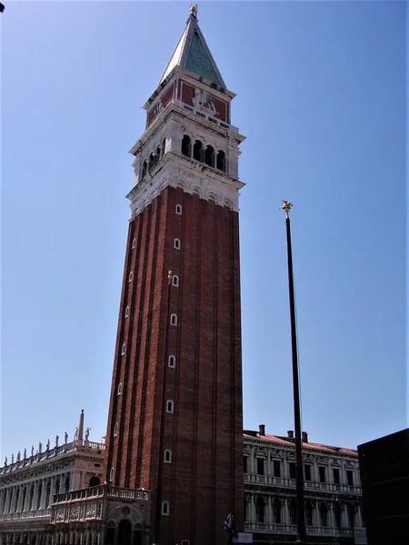 雄伟的圣马标志着威尼斯的坎帕尼莱 — 图库照片