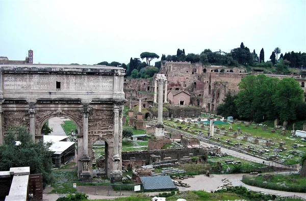Ruínas do famoso Fórum Romanum em Roma — Fotografia de Stock