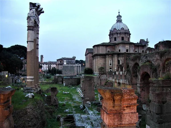 O Fórum Romano em Roma à noite — Fotografia de Stock