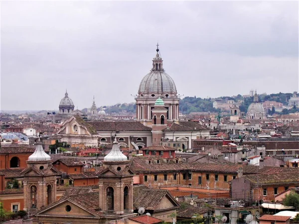 Panoramiczny widok na Rzym od Viale della Trinita dei Monti — Zdjęcie stockowe