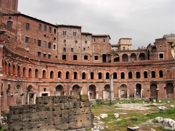 As ruínas do Mercado de Trajans em Roma — Fotografia de Stock