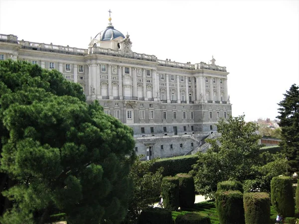 Royal palace and royal garden in Madrid — Stock Photo, Image