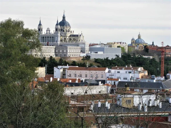 Catedral de la Almudena en una colina sobre la ciudad de Madrid — Foto de Stock