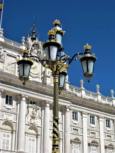 Palacio Real de Madrid con hermosa lámpara de calle — Foto de Stock